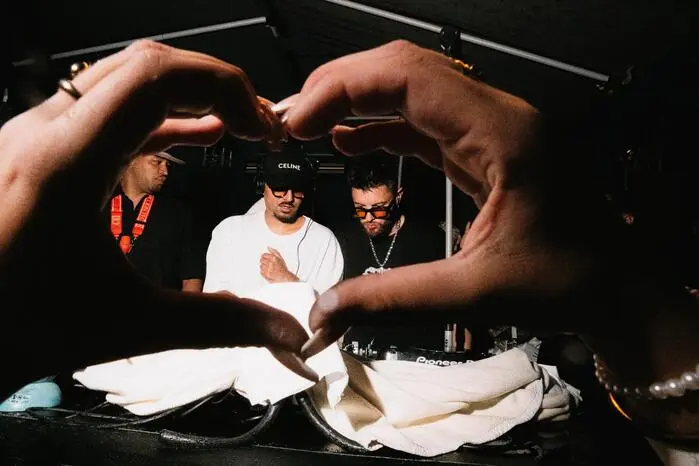 Für das DJ-Set konnten die Organisatoren Elena Reindl und Daniel Himmler niemand Geringeren als den deutschen Rapper und Sänger Bausa und den österreichischen Rapper Joshi Mizu gewinnen