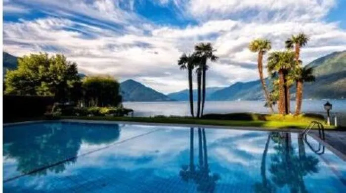Mediterranes Flair in der Schweiz.Das Roc in Ascona liegt auf der Schweizer Seite des Lago Maggiore. Mit seinem Infinity-Pool befindet es sich auf einer Halbinsel direkt am See und bietet Badenden einen außergewöhnlichen Blick auf selbigen samt Alpenpanorama. Dank des milden Klimas wachsen hier sogar Palmen.