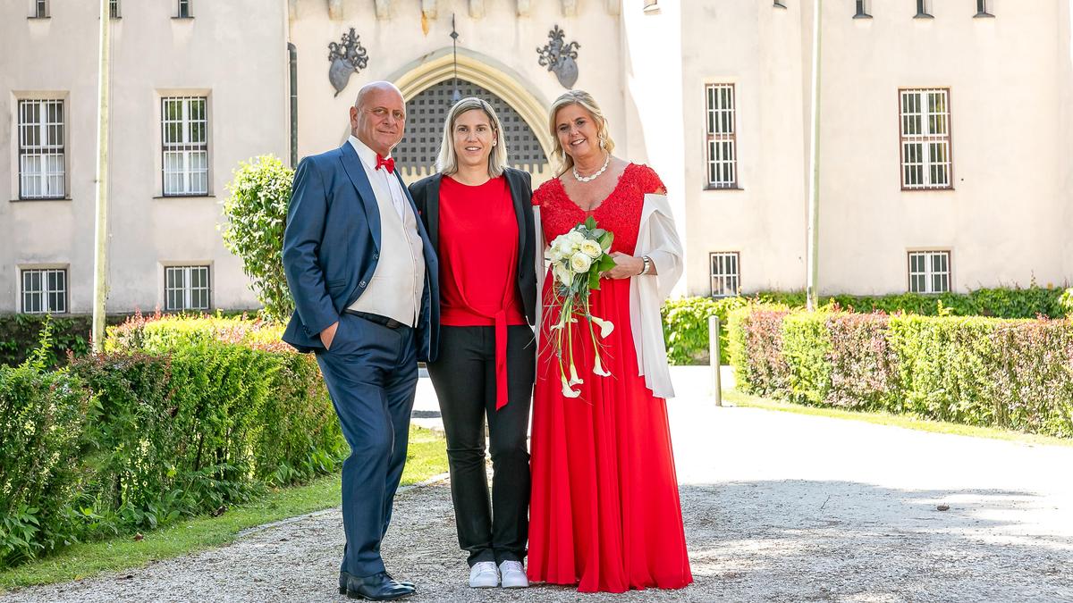 Werner Monsberger und Irene Grün mit der Tochter der Braut (Mitte) auf Schloss Wolfsberg