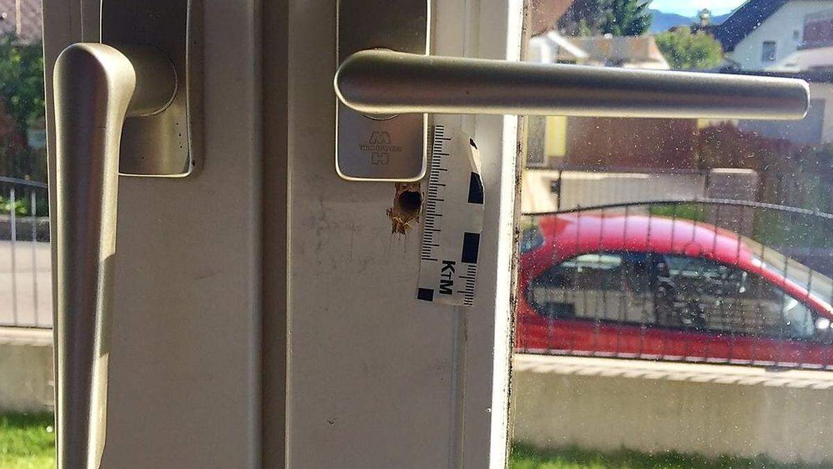 Loch im Fensterrahmen - hier hat ein Fensterbohrer zugeschlagen