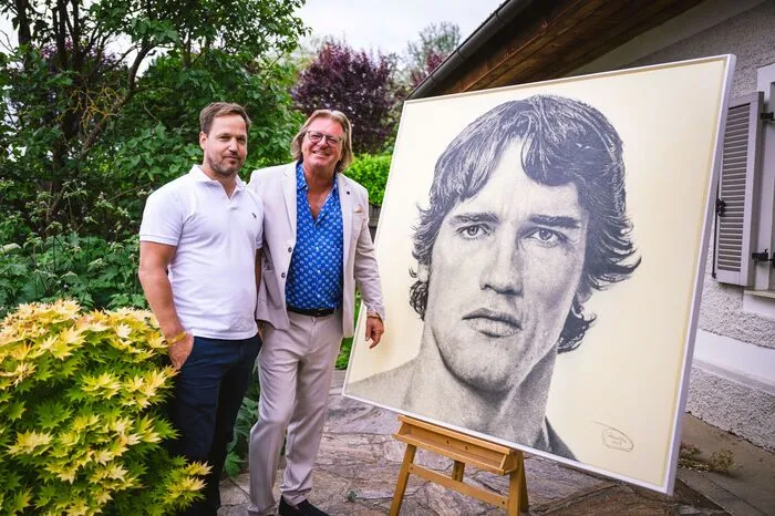 Christoph Palaschke stellte das legendäre Schwarzenegger Portrait zur Versteigerung zur Verfügung. Im Bild mit Gastgeber und Hausherr Andreas Reinisch.