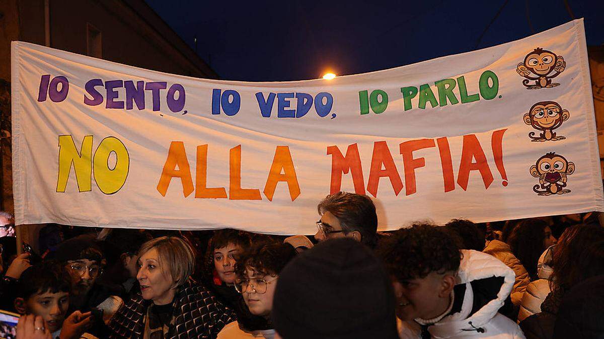 &quot;Ich höre, ich sehe, ich spreche. Nein zur Mafia!&quot; Anti-Mafia-Demo in Campobello di Mazara im Jänner 2023. 