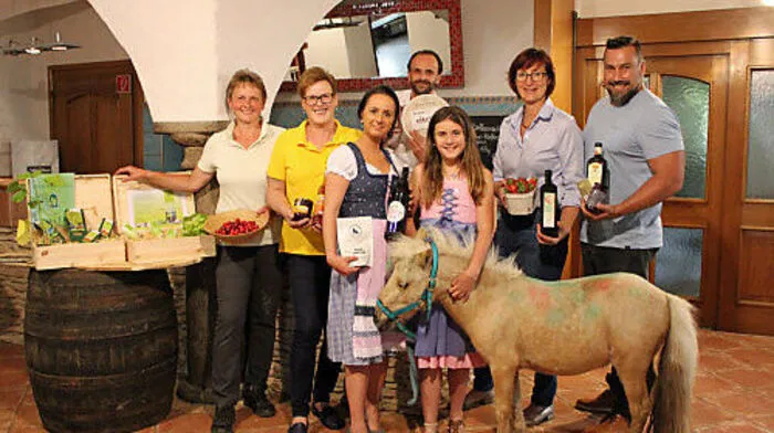 Ein kleiner Teil der Anbieter im Genussplatzl. Vorne von links: Elisabeth Würcher (Kloster Wernberg), Ingrid Strmljan (Imkerei), Julia Zlattinger und Tochter Lilly mit Pony, Brigitta Mikl und Manuel Wulz. Hinten: Roland Kowalczyk