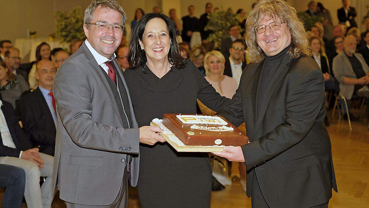 Bürgermeister Peter Koch gratulierte den Piwi-Media-Gründern Doris und Wolfgang Pust mit dem Brucker Wappen als Torte