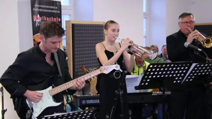 Unter dem Motto „Rock - Pop - Kunst“ präsentierten bereits zum vierten Mal Schülerinnen, Schüler und Lehrer der Musikschule Köflach unter der Leitung von Direktor Gernot Kollmützer ein vielseitiges, lässiges Konzert im Kunsthaus Köflach.