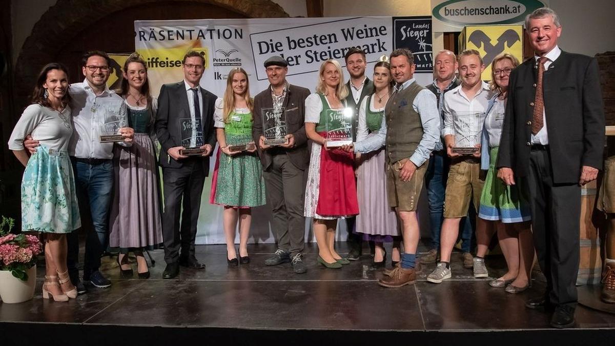 Die südsteirischen Landessieger: Heidi und Stefan Potzinger, Weinprinzessin Maria, Peter Stelzl (Erzherzog Johann Weine), Markus Skoff mit Tochter, Liane Adam-Lieleg, Sohn Florian, Weinkönigin Katja und Manfred Adam-Lieleg, Josef, David und Cornelia Marko mit Weinbaudirektor Werner Luttenberger