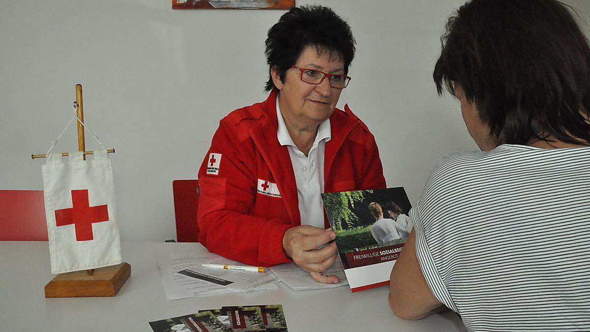 Bezirkskoordinatorin Helene Joham in einem Beratungsgespräch in der Rotkreuz-Bezirksstelle