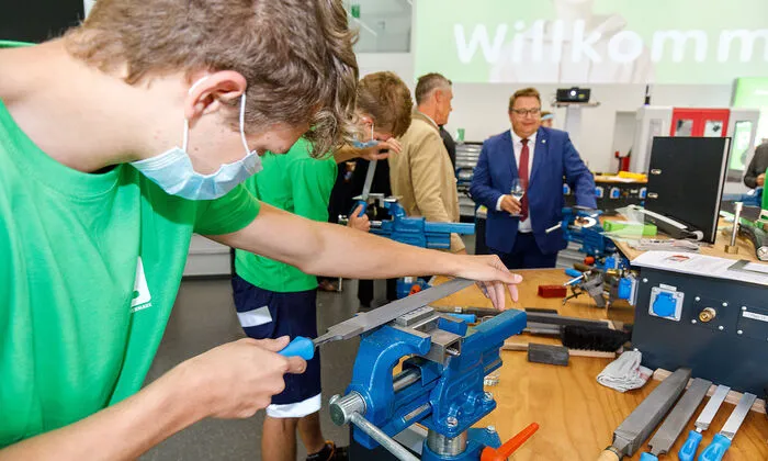Im E-Campus sind kluge Köpfe gefragt, mit einem Bewusstsein für Klimaschutz und einem Händchen für Technik