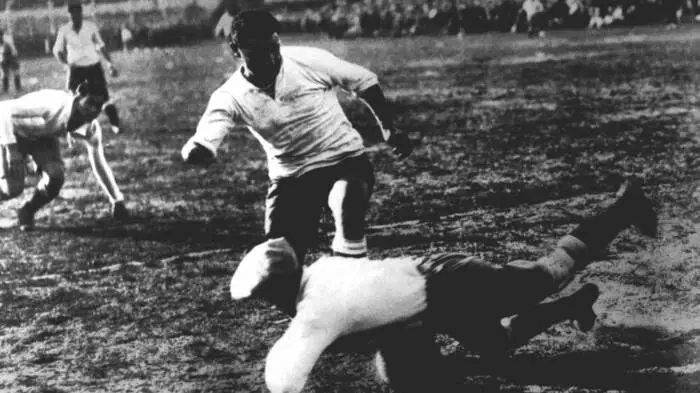 WM 1930 in Uruguay Weltmeister: Uruguay, 1. Titel Finale: Uruguay - Argentinien 4:2 (1:2)Montevideo, 70.000. Tore: Dorado (12.), Cea (57.), Iriarte (68.), Castro (89.) bzw. Peucelle (20.), Stabile (37.)