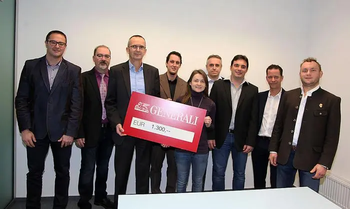 Heimo Wasserer, Christian Grießer, Geschäftsführer Maximilian Morak, Markus Rainer, Gerhard Pertl, Christoph Nageler, Guntram Kogler und Christian Jakl (von links) mit Kleine-Zeitung-Redakteurin Lisa Holzfeind