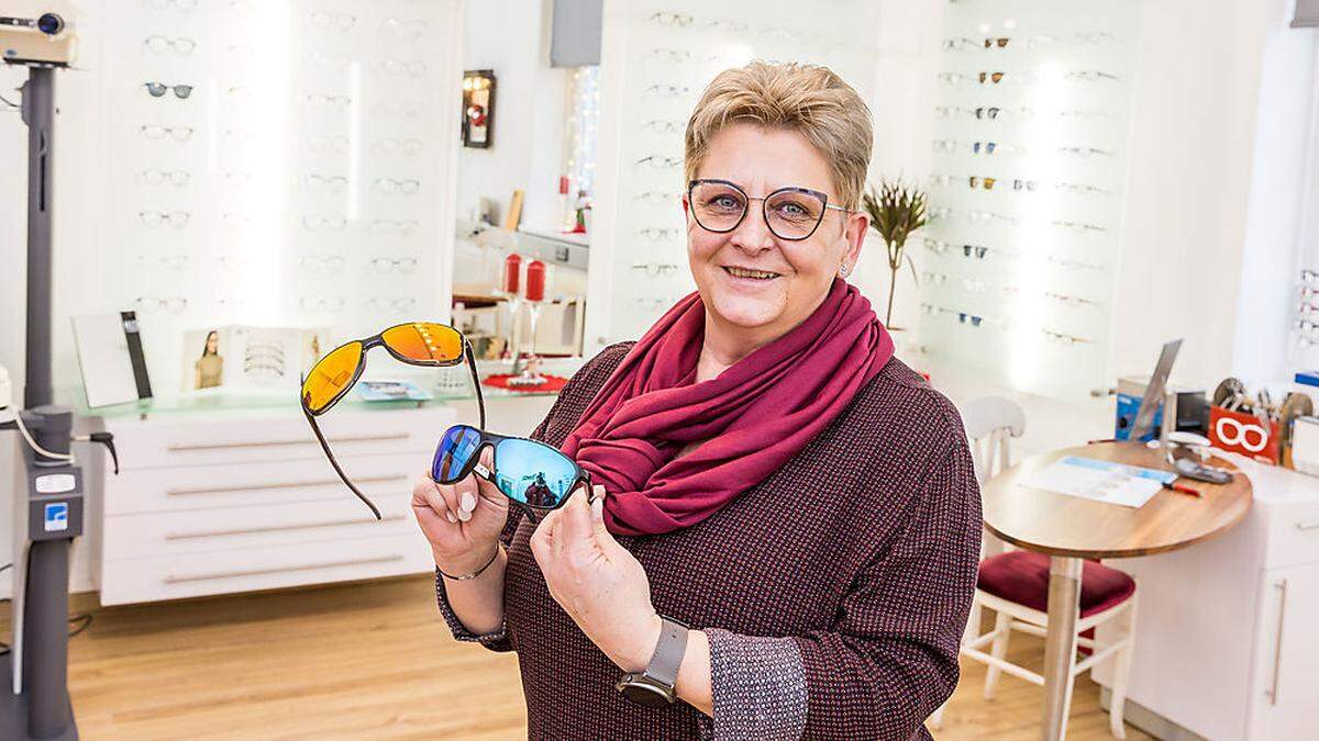 Brigitta Lieber in ihrem Fachoptikergeschäft