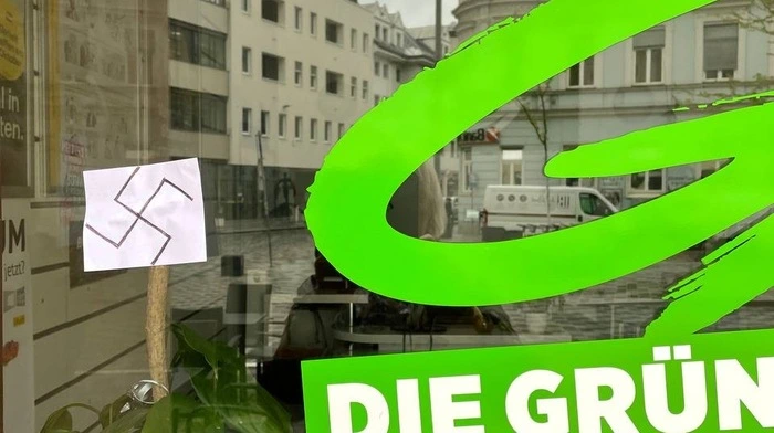 Das Büro der Grünen wurde mit NS-Symbolen verklebt