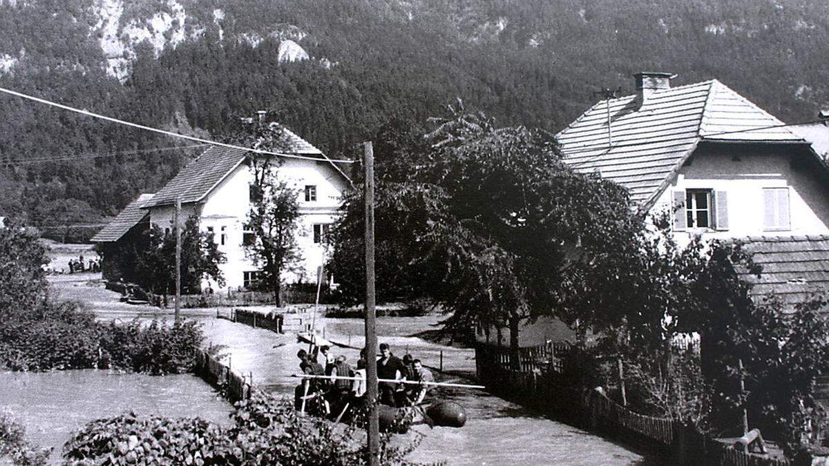 Mit dem Boot durch Lansach bei Weißenstein