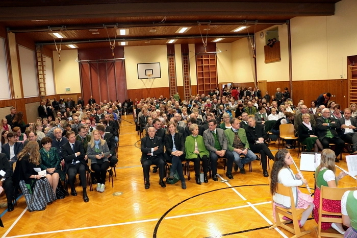 Bürgermeister Georg Preßler begrüßte die große Anzahl von Ehrengästen, unter ihnen die Landesrätin Barbara Eibinger-Miedl, Landesschulinspektor Hermann Zoller, Pflichtschulinspektor Gerald Freymüller, sowie die beiden Schuldirektorinnen Gabriele Bernsteiner (Volksschule) und Michaela Pfennich (NMS).