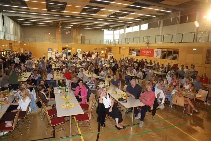 Für die vielen BesucherInnen schränkte diese Standortverlegung die Begeisterung an diesen unterhaltsamen Abend in keiner Weise ein.