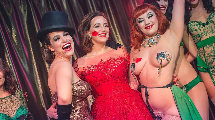Hoschek mit Moderatorin Verena Altenberger und Burlesque-Tänzerin Lada Redstar