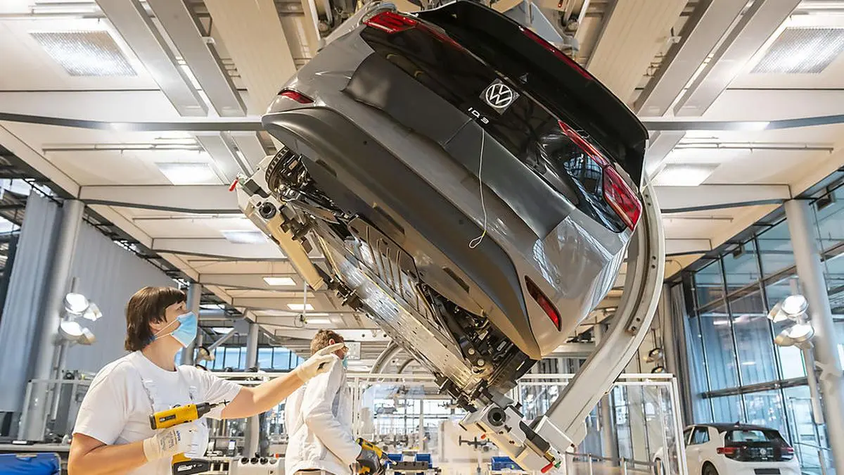 ABD0053_20210129 - DRESDEN - DEUTSCHLAND: 29.01.2021, Sachsen, Dresden: An einem ID.3 wird der Unterboden montiert. In der Gläsernen Manufaktur von Volkswagen wurde offiziell mit der Produktion des Elektromodells begonnen. An den Standorten Zwickau und Dresden produziert VW mit den Modellen ID.3 und ID.4 nun nur noch Elektrofahrzeuge. Foto: Matthias Rietschel/dpa-Zentralbild/dpa +++ dpa-Bildfunk +++. - FOTO: APA/dpa-Zentralbild/Matthias Rietschel