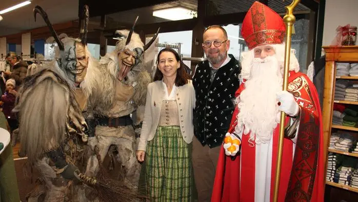 Andrea und Klaus Kiegerl luden bei Trachten Pachatz wieder zur traditionellen Einstimmung in den Advent und boten ein abwechslungsreiches Programm für die Besucher.