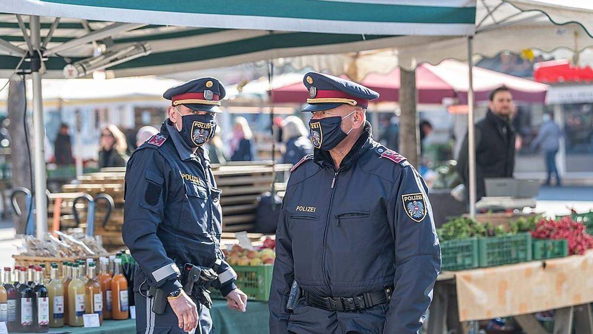 Zum Lockdown kontrollierte die Polizei die Bauernmärkte intensiv.