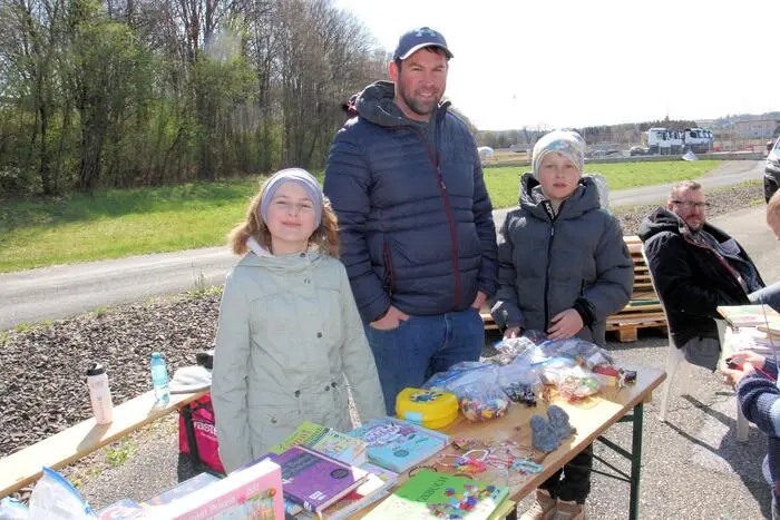 Die Aussteller boten Kleidung, Spielsachen, Dekoartikel und selbstgebastelte Produkte zum Verkauf an und die Besucher nutzten die Gelegenheit, um günstige Schnäppchen zu erwerben.