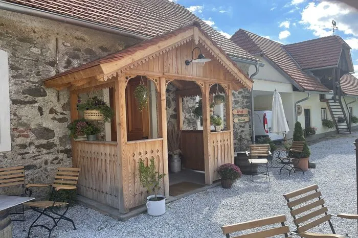 Ein Teil des Hofes wurde nun umgebaut.