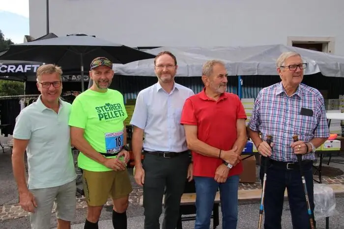 Bevor jedoch der Startschuss fiel, begrüßte Kainachs Bürgermeister Bernd Gratzer die Gäste und Pfarrer Winfried Lembacher segnete die Teilnehmer.