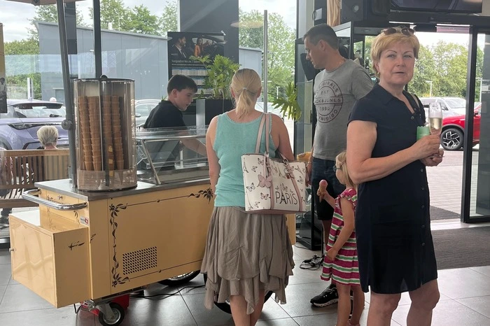 Zudem wurden die Besucherinnen und Besucher mit gratis Eis verwöhnt, es gab auch steirische Schmankerl und Getränke und für die Kleinsten eine Hüpfburg. 