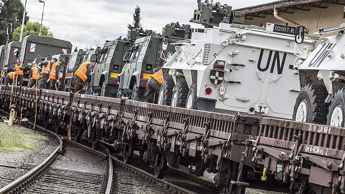 Am 8. Mai wurden die Panzer und anderen Fahrzeuge in Klagenfurt für die Übung in Deutschland verladen