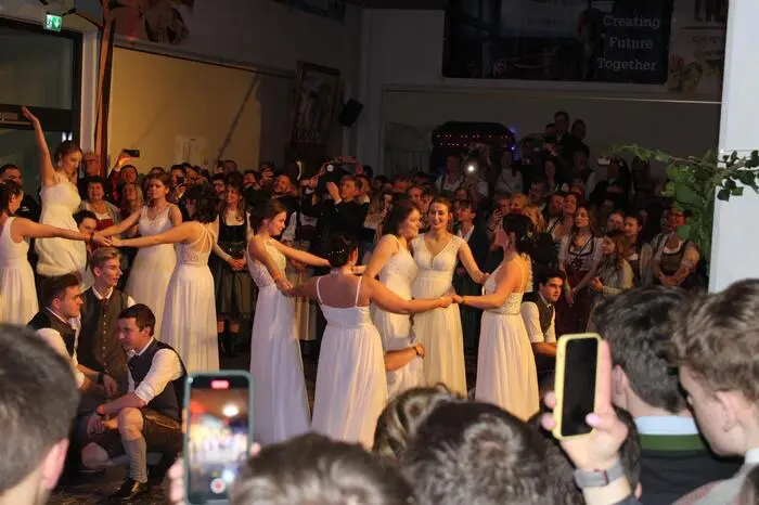 Die Polonaise markierten um Punkt 20 Uhr den Startschuss in die Ballnacht