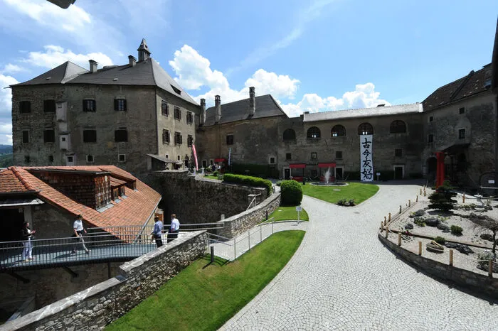 Die Burg Rabenstein selbst stammt in Teilen aus dem 14. Jahrhundert ...