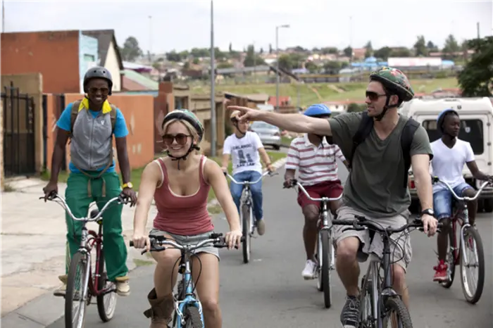 Soweto, eine Stadt in der Stadt, war bis zur Apartheid das Zuhause der nichtweißen Bevölkerung (das inkludierte neben Schwarzen auch „Coloureds“ und Inder) und wurde mit dem Schüler-Aufstand 1976 zum Symbol des Widerstandes. Vor allem in Vilakazi-Straße tummeln sich viele Touristen ...