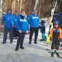 Helmut List, Emmerich Pfeiler, Theresia Schadler und Gottfried „Gogo“ Schantl mit Gästen auf der Skipiste in Ratschendorf