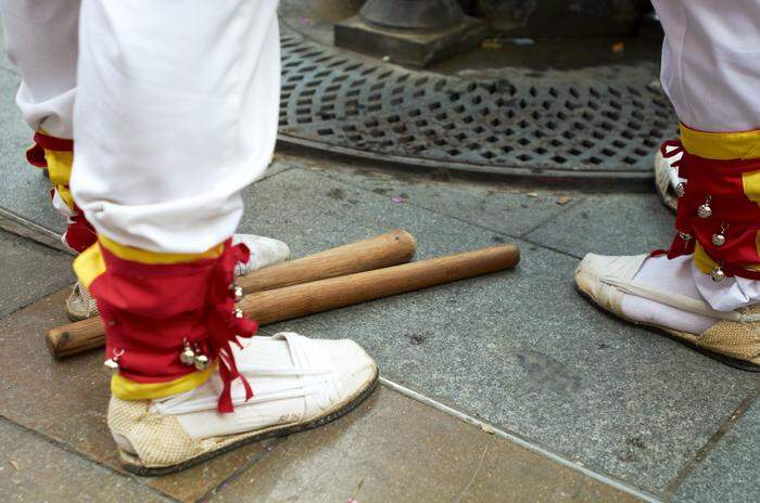 Traditionelle Tänzer in Katalonien tragen auch heute noch Espradrilles