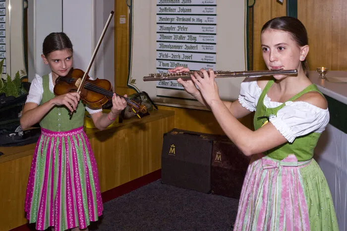 Die "3Mäderlhaus Musi" mit Verstärkung durch Maximilian, den Harmonikaspieler, empfing die Gäste musikalisch im Eingangsbereich.