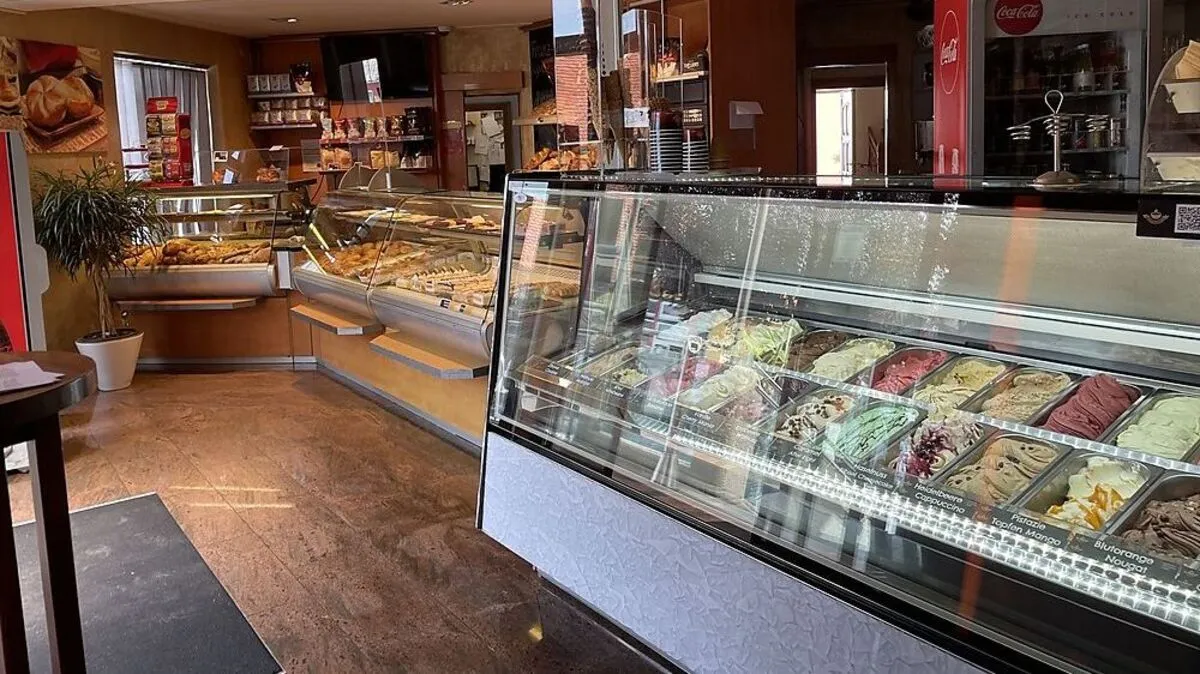 22 Eissorten reihen sich in der Vitrine des Café Gotthardt aneinander