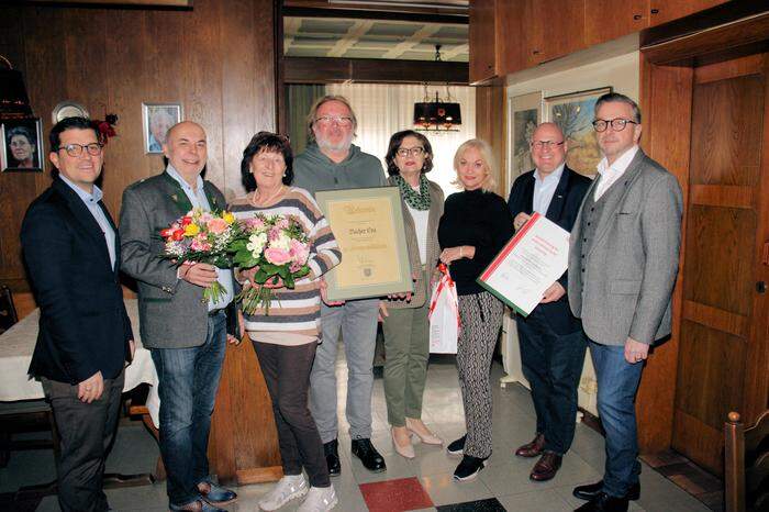 Vertreter der Wirtschaftskammer und der Stadtgemeinde Köflach gratulierten Eva und Heimo Bacher