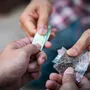 Eine 17-Jährige wurde am Sonntag tot in ihrer Wohnung gefunden. Wenn sich der Verdacht erhärtet, dass sie an Suchtgift gestorben ist, gilt es zu klären, woher sie die Drogen bekommen hat (Symbolfoto)