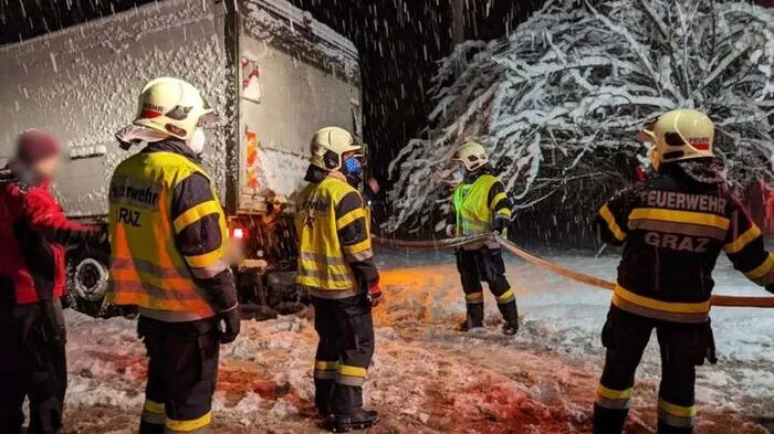 Zahlreiche Feuerwehreinsätze gab es am 9. Dezember in und um Graz... Fotos zum Durchklicken