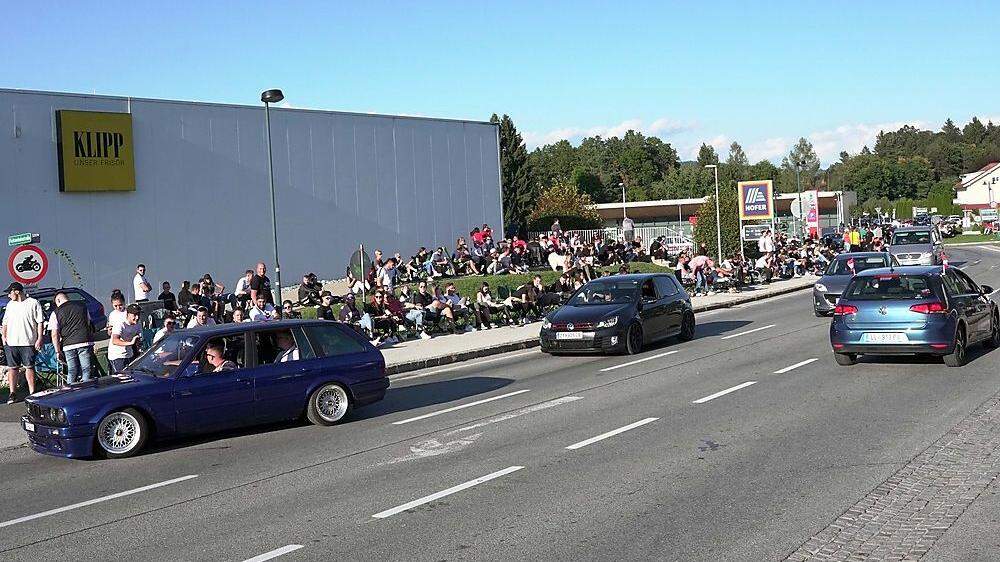 Hunderte GTI-Fans säumten in Velden die Straße