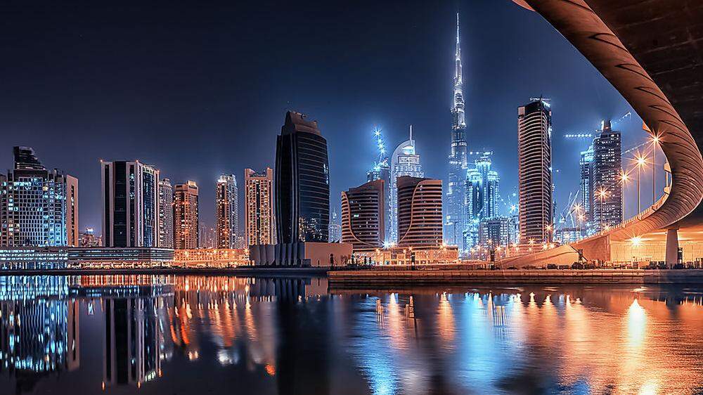 Die Skyline von Dubai bei Nacht