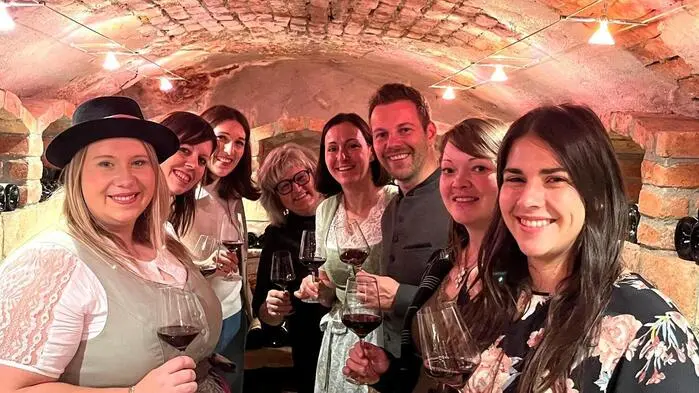 Aufweindl‘n in Damenhand: Die Gastgeber Hannes und Monika Mossauer (3. und 4. v. r.) vom Gasthof Mossauer in St. Marein-Feistritz mit Käserin Sonja Leitner (l.) und diesen fünf Winzerinnen: 