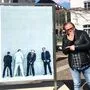 Ewald Pfleger mit Jungwirths Foto zur Opus-Single "Fake or true" in der Menschenbilder-Ausstellung