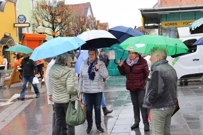 Sogar das nicht unbedingt einladende Wetter und starker Wind konnten die gute Laune der Besucher nicht schmälern.