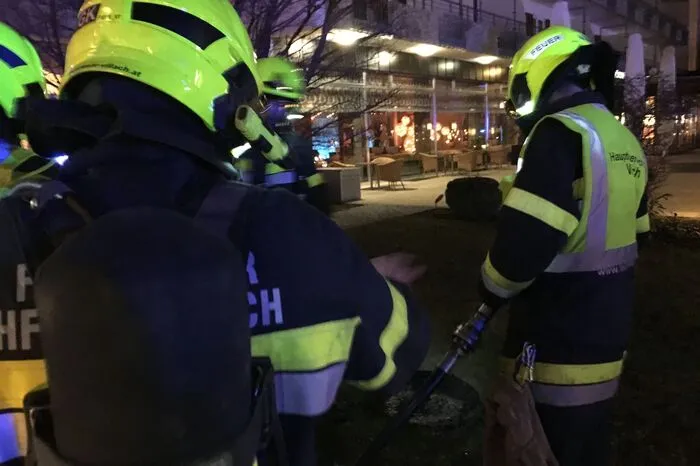Die Männer der Hauptfeuerwache Villach beim Löschen der Glut.