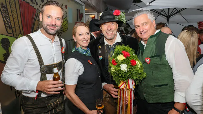 Für Wolfgang Fercher (Chefredakteur Kleine Zeitung Kärnten), Xenia Daum (Kleine Zeitung Geschäftsführerin), und Kleine-Chefredakteur Hubert Patterer gab es einen Tusch von Michael Kummerer von der Bauerngman. 