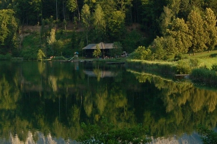 Das Platzl am Aichwaldsee, beschützt vom Mittagskogel.