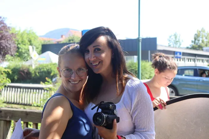Jana Loder unterstützt Lola beim Fotokurs mit den Kindern.