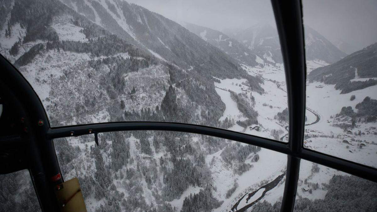 Vor der Evakuierung werden die Gefahrenstellen vom Hubschrauber aus untersucht