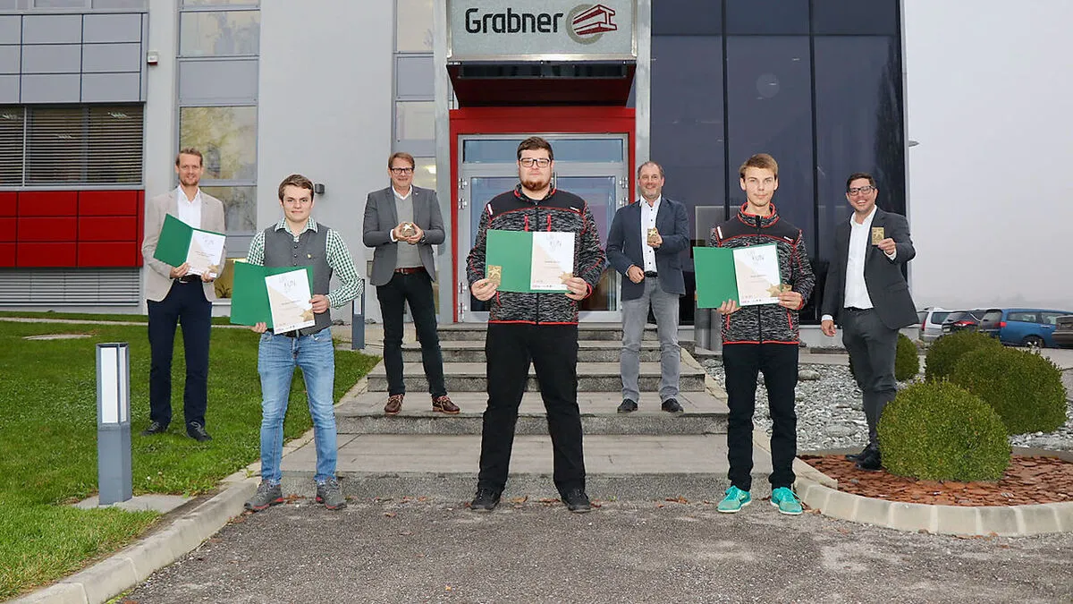 Die „Stars of Styria“ der Firma Stahl- und Fahrzeugbau Grabner in Hartberg mit Gratulanten, u. a. Bgm. Marcus Martschitsch