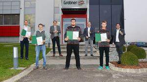 Die „Stars of Styria“ der Firma Stahl- und Fahrzeugbau Grabner in Hartberg mit Gratulanten, u. a. Bgm. Marcus Martschitsch